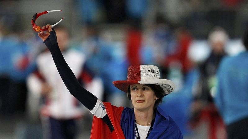 Martina Sáblíková slaví druhou zlatou olympijskou medaili.