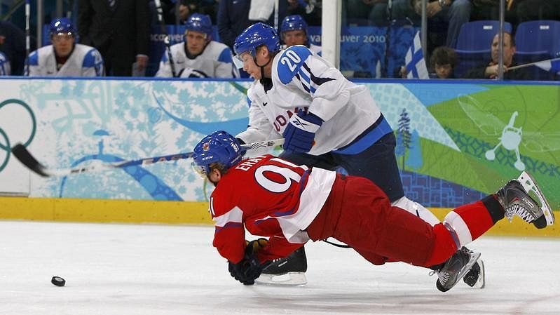 Martin Erat bojuje o kotouč s Finem Antti Miettinenem ve čtvrtfinále olympijského turnaje.