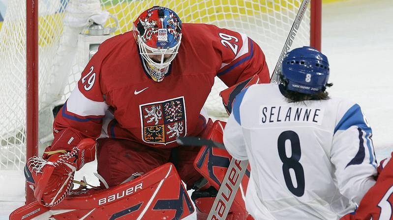 Před českým brankářem Tomášem Vokounem cloní Fin Teemu Selänne ve čtvrtfinále olympijského turnaje.