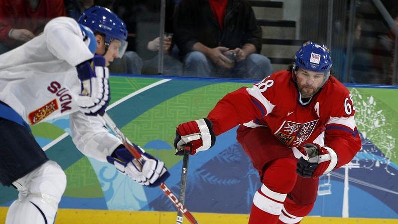 Jaromír Jágr se snaží clonit přihrávku Mikka Koiva z Finska ve čtvrtfinále olympijského turnaje.