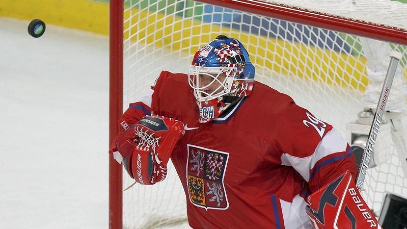 Tomáš Vokoun zasahuje ve čtvrtfinálovém utkání olympijského turnaje proti Finsku.