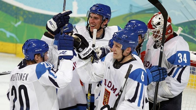 Hokejisté Finska se po vítězství nad Českou republikou radují z postupu do semifinále olympijského turnaje.