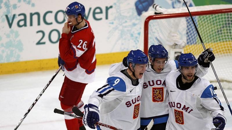 Hokejisté Finska se radují po gólu do branky České republiky ve čtvrtfinále olympijského turnaje.