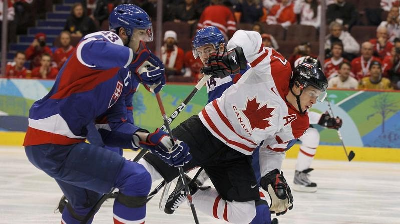Kanaďan Sidney Crosby (v bílém) se snaží dostat přes slovenského obránce Zdena Cháru