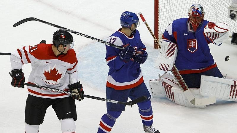 Kanaďan Patrick Marleau (v bílém) překonává slovenského brankáře Jaroslava Haláka