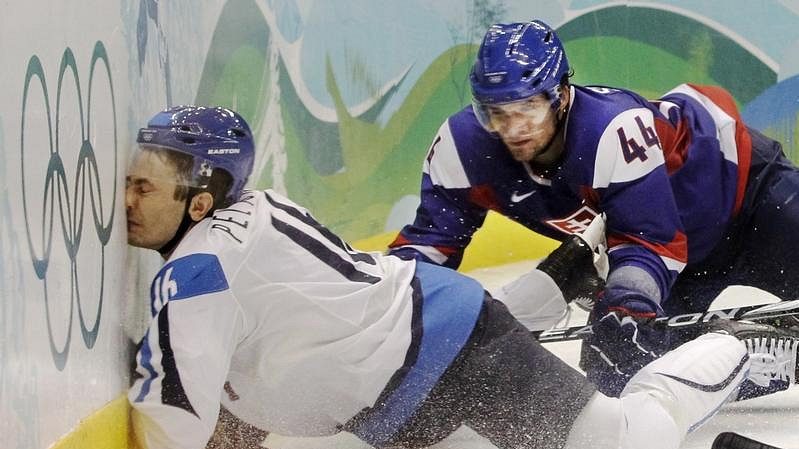 Utkání přineslo přestřelku i tvrdé střety. Slovák Andrej Sekera zboural Ville Peltonena.