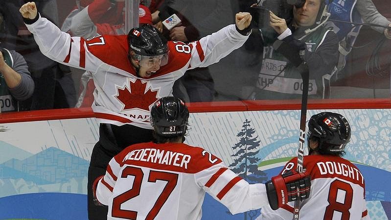Sidney Crosby se raduje po vstřelení gólu, který rozhodl o vítězství Kanady na olympiádě. 