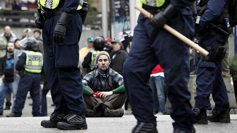 Jeden z demonstrantů proti olympiádě rozjímá před řáděním ve Vancouveru
