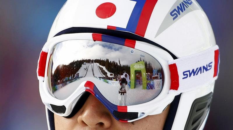 Skokanský můstek v odrazu brýlí japonského sdruženáře Watabeho