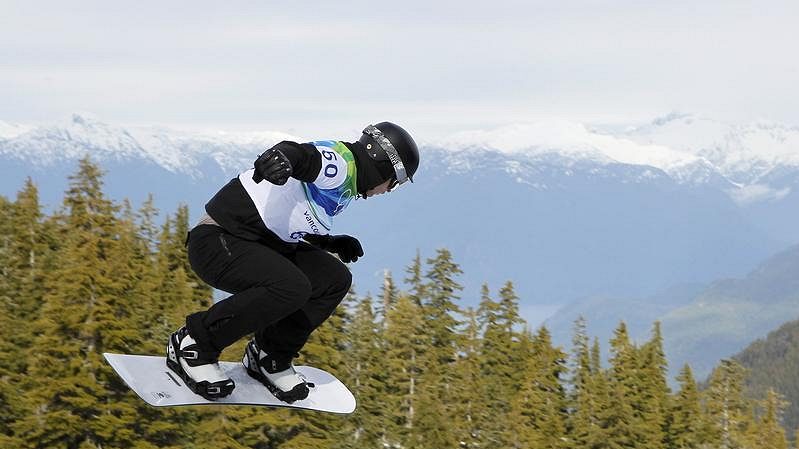 Slovinec Rok Rogelj během kvalifikace snowboardistů