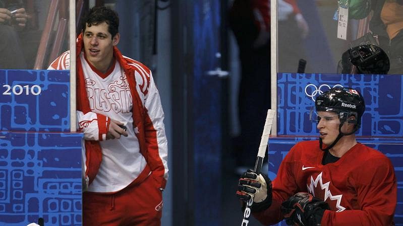 Hokejové hvězdy Pittsburghu i celé NHL - vlevo Jevgenij Malkin, na střídačce Sidney Crosby