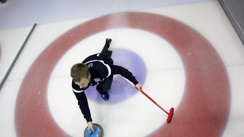 Američan Jeff Isaacson při tréninku v curlingu