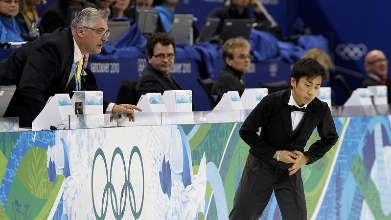 Japonský krasobruslař Nobunari Oda s nešťastně rozvázanou bruslí