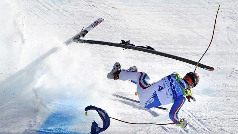Italský lyžař Peter Fill při karambolu v superobřím slalomu 