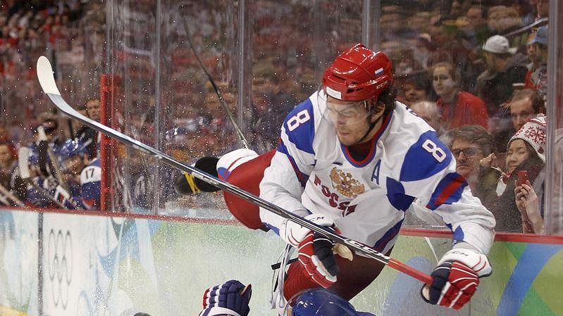 Alexander Ovečkin při sražení Luboše Bartečka ze Slovenska