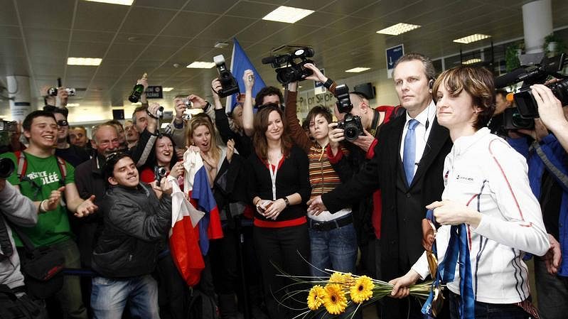 Martinu Sáblíkovou vítají fanoušci na letišti v Praze