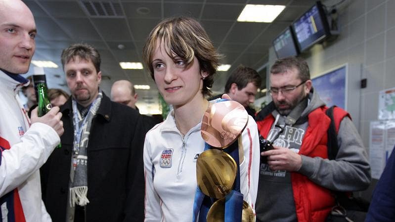 Martina Sáblíková ukazuje olympijské medaile