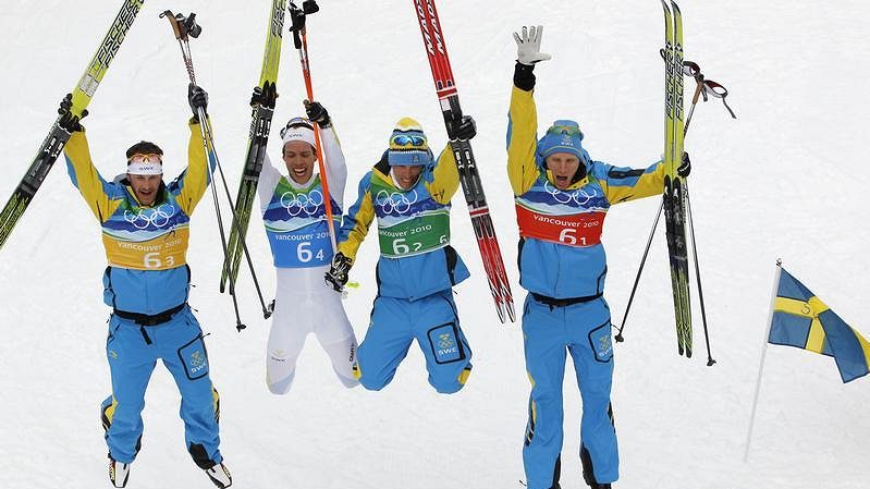 Švédští lyžaři (zleva) Södergren, Hellner, Olsson, a Richardsson oslavují triumf ve štafetě na 4x10 kilometrů