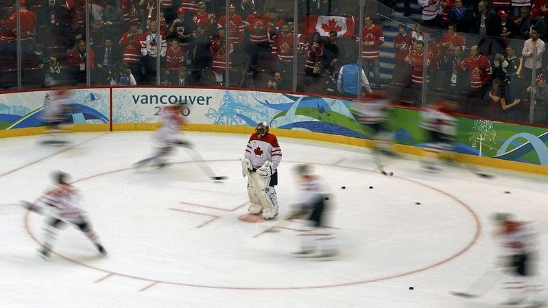 Brankář hokejistů Kanady Roberto Luongo mezi spoluhráči při rozbruslení
