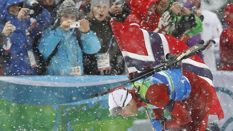 Biatlonový fenomén Ole Einar Björndalen z Norska oslavuje v hustém sněžení triumf norské štafety