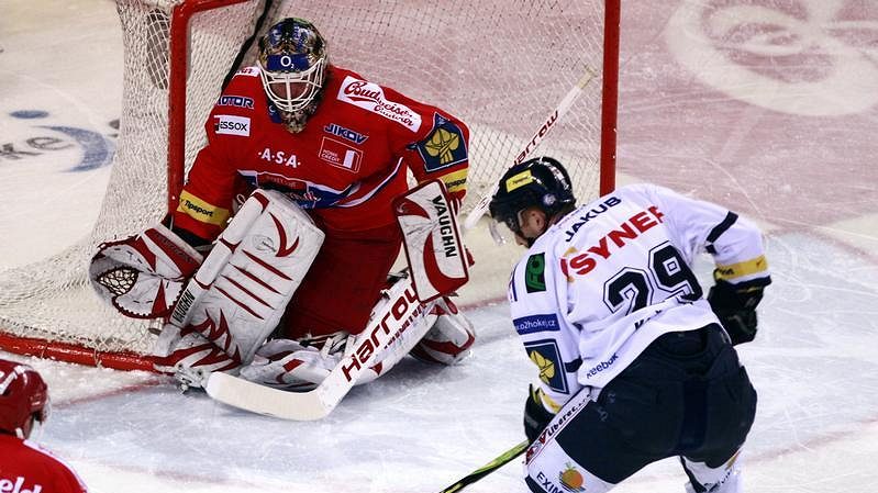 Liberecký Pavel Kašpařík se snaží překonat budějovického brankáře Romana Turka.