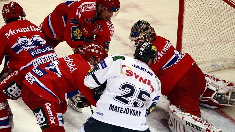 Liberecký Radek Matějovský (vpravo) se snaží překonat českobudějovického gólmana Romana Turka.