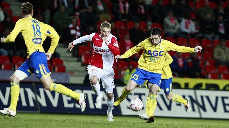 Slávista Petr Trapp (uprostřed) stíhá teplického Aidina Mahmutoviče.