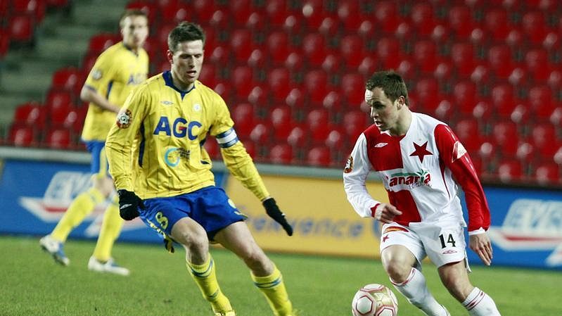 Slávista Zdeněk Šenkeřík (vpravo) se snaží obejít Štěpána Vachouška z Teplic.