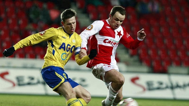 Slávista Zdeněk Šenkeřík (vpravo) v souboji se Štěpánem Vachouškem z Teplic.