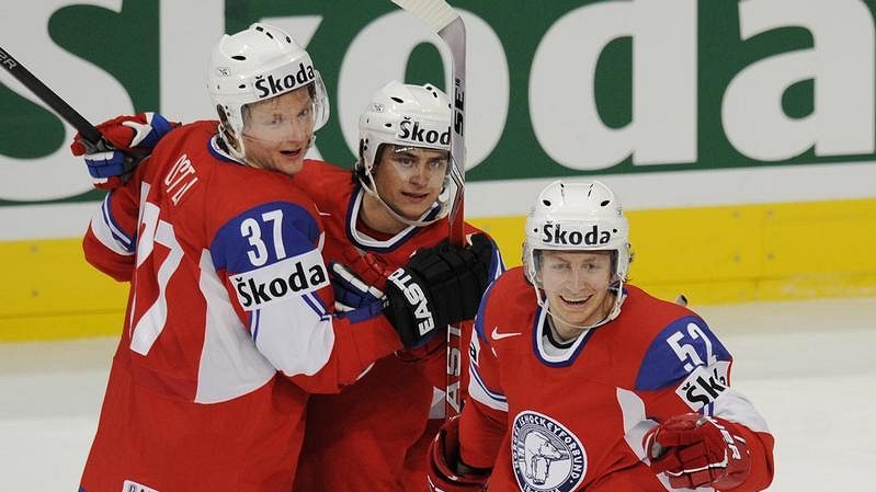 Hokejisté Norska (zleva) Lars Lokken, Mats Zuccarello Aasen, a Anders Fredriksen