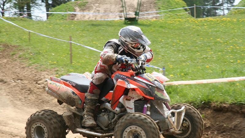 Zdeněk Mucha při závodu MČR v cross country čtyřkolek v Jiníně.