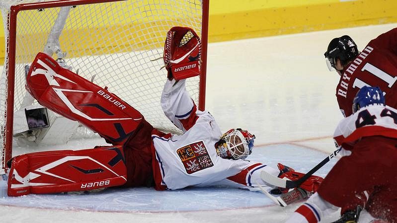Tomáš Vokoun předvádí zákrok před Raymondem z Kanady