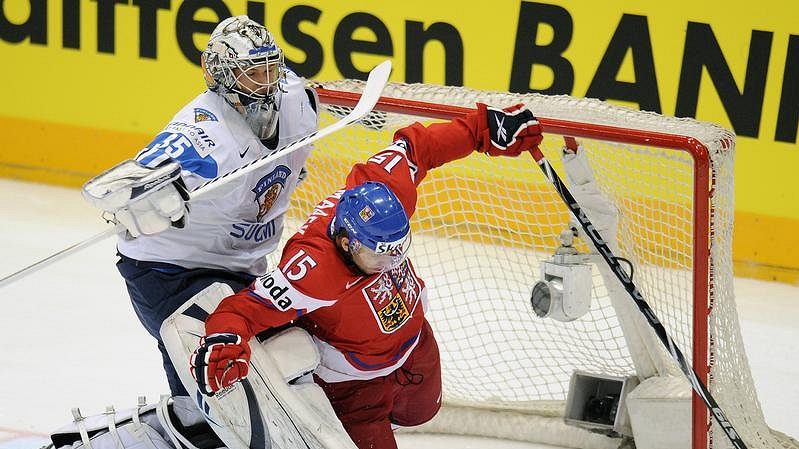 Jan Marek atakuje finského brankáře Pekku Rinneho.
