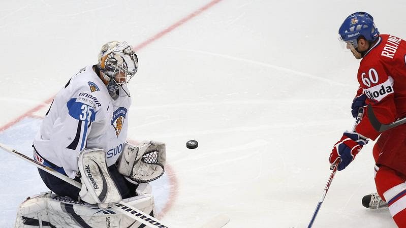 Finský brankář Pekka Rinne kryje puk před dotírajícím Tomášem Rolinkem.