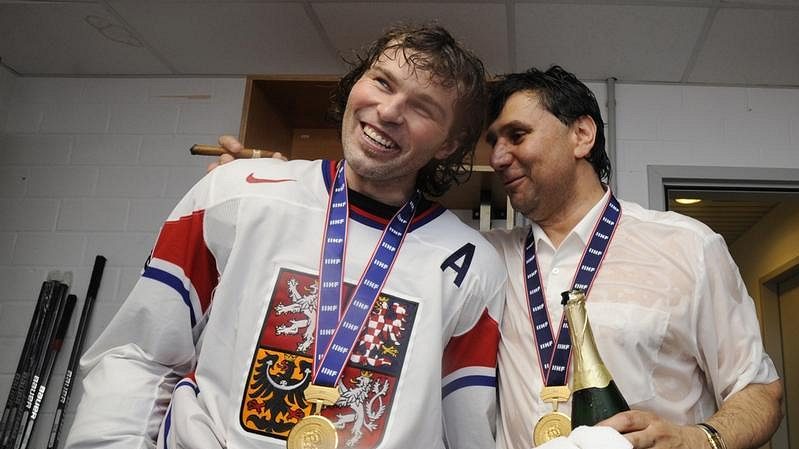 Jaromír Jágr a trenér Vladimír Růžička (vpravo) v šatně po zisku titulu mistrů světa.