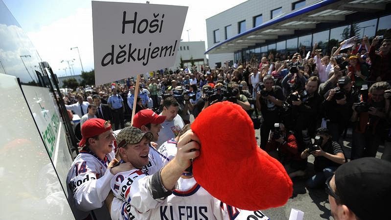 Čeští hokejisté po příletu do Prahy