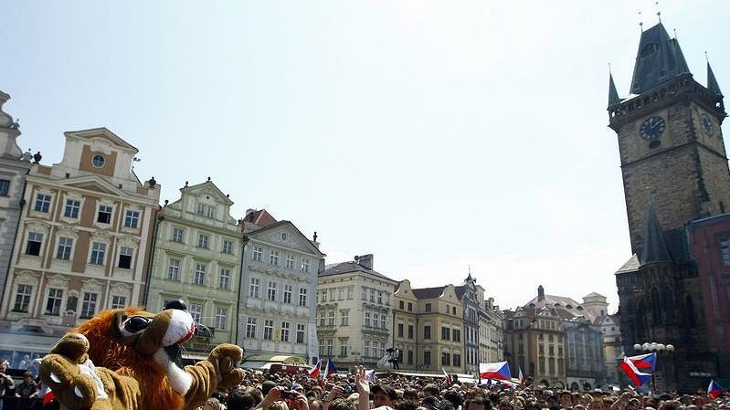 Hokejoví fanoušci na Staroměstském náměstí v Praze