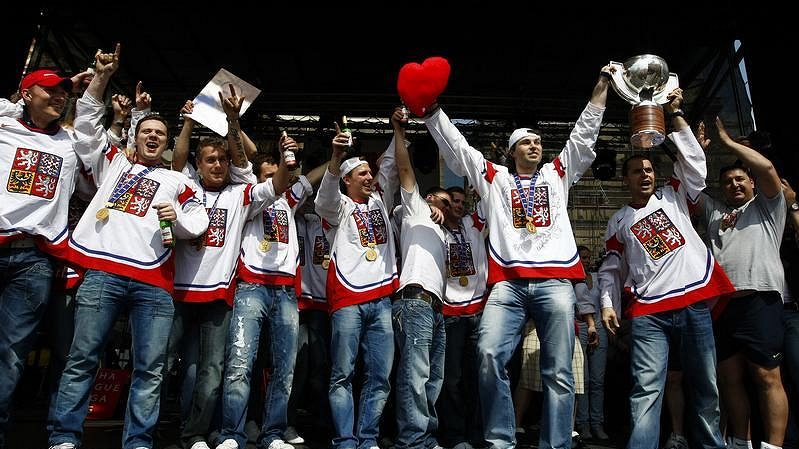 Čeští hokejisté na Staroměstském náměstí, kde s fanoušky oslavili vítězství na mistrovství světa v Německu.