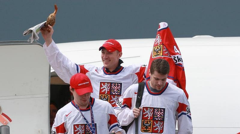 Čeští hokejisté (zleva) Němec, Rachůnek, a Hubáček po příletu do Prahy