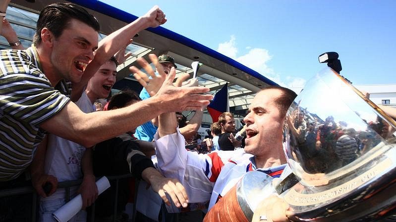 Tomáš Rolinek s trofejí pro mistry světa