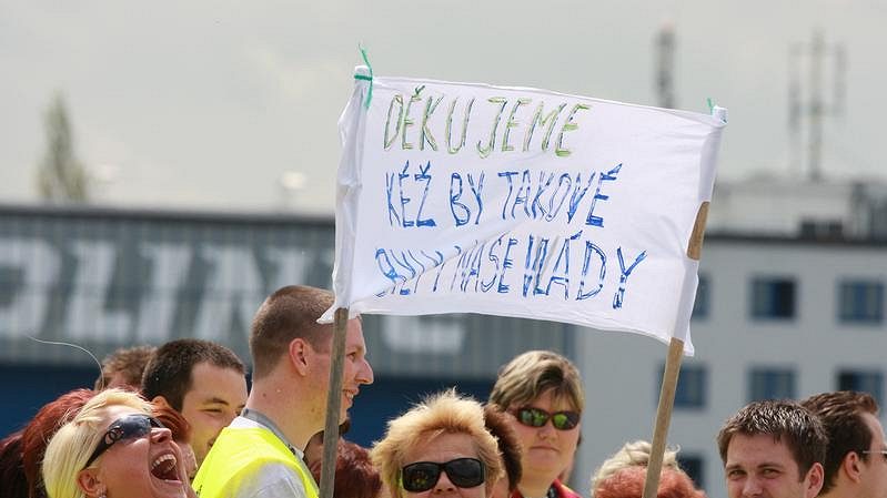 Pracovníci pražského letiště čekají na přílet českých hokejistů z mistrovství světa