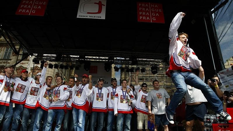 Čeští hokejisté slaví na Staroměstském náměstí, v popředí Jan Marek 