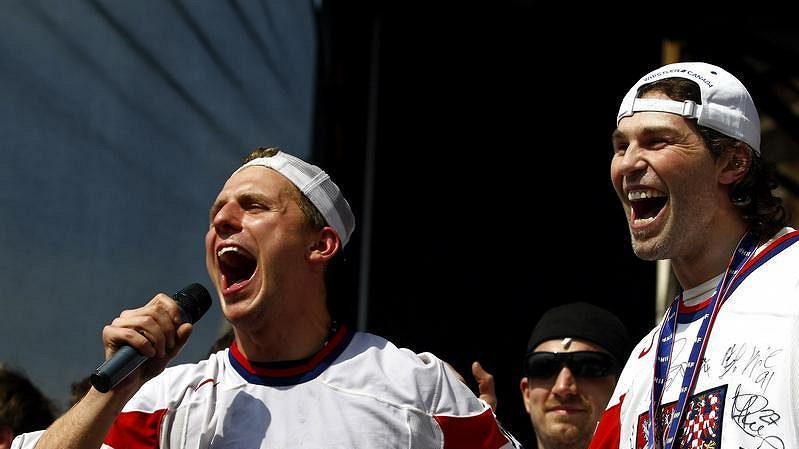 Petr Vampola (vlevo) a Jaromír Jágr slaví na Staroměstském náměstí