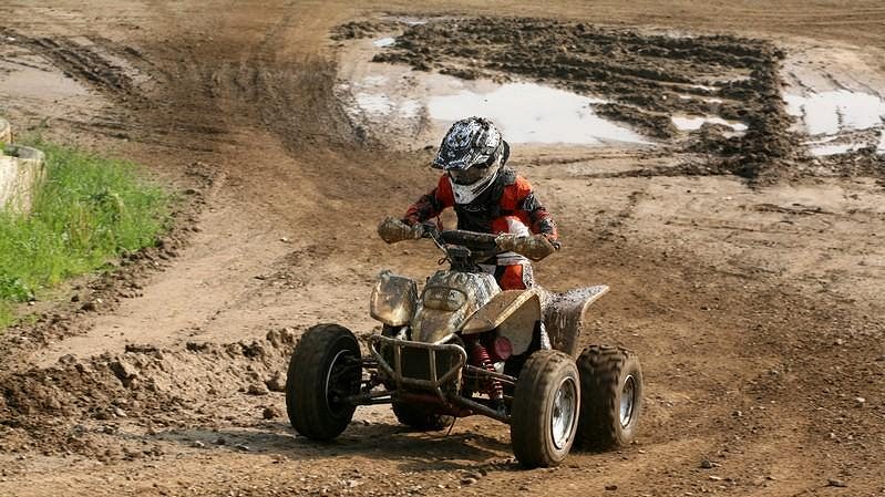 Závod MČR v cross country čtyřkolek v Sedlčanech.