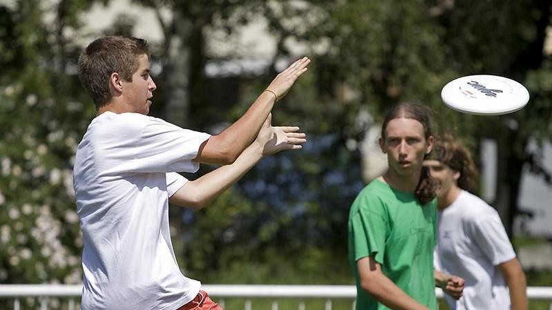 Ultimate frisbee je sport bez rozhodčích, kdy sporné situace řeší hráči sami. I proto může být tento sport vhodným podpůrným vzdělávacím prostředkem mladých lidí na školách.