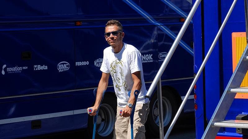 Po svých chodil Valentino Rossi při testu v Brně ještě s pomocí berlí.