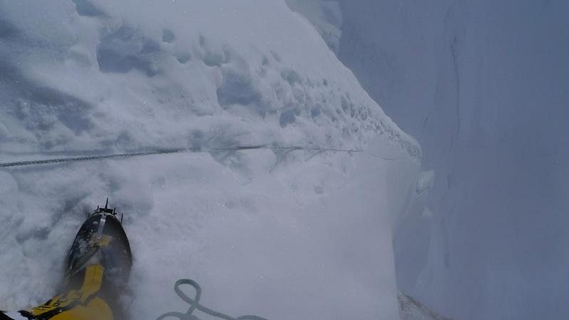 Pohled do hlubiny při výstupu na Gasherbrum II.