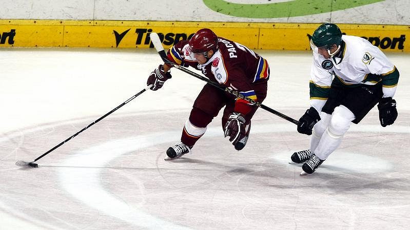Dominik Pacovský (vlevo) v souboji s hráčem Färjestadu 