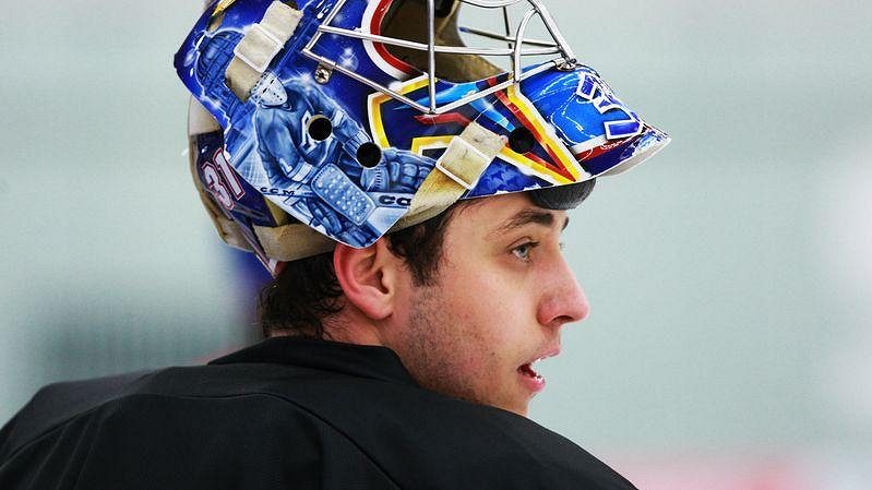 Ondřej Pavelec odpočívá na tréninku české hokejové reprezentace.