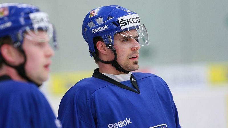 Tomáš Rolinek sleduje spoluhráče při tréninku české hokejové reprezentace.